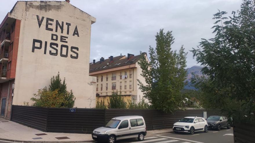 El solar donde se instalará el bloque de viviendas en Aínsa, en el número 9 de la calle río Cinca. | AYUNTAMIENTO DE AÍNSA
