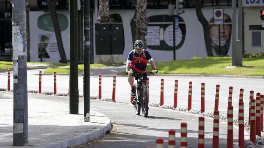 Un ciclista circula por uno de los carriles bici del centro de la ciudad de Murcia.