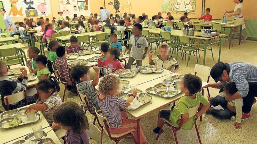 Los directores de los colegios han observado que los alumnos que carecen de beca comedor no vuelven por la tarde a clase.