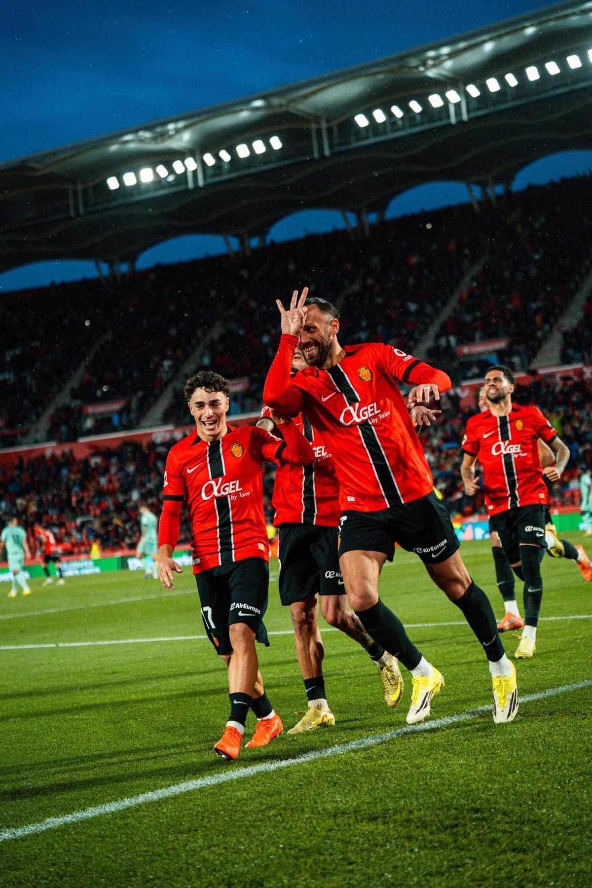 Vedat Muriqi celebra su hat-trick con el Mallorca.