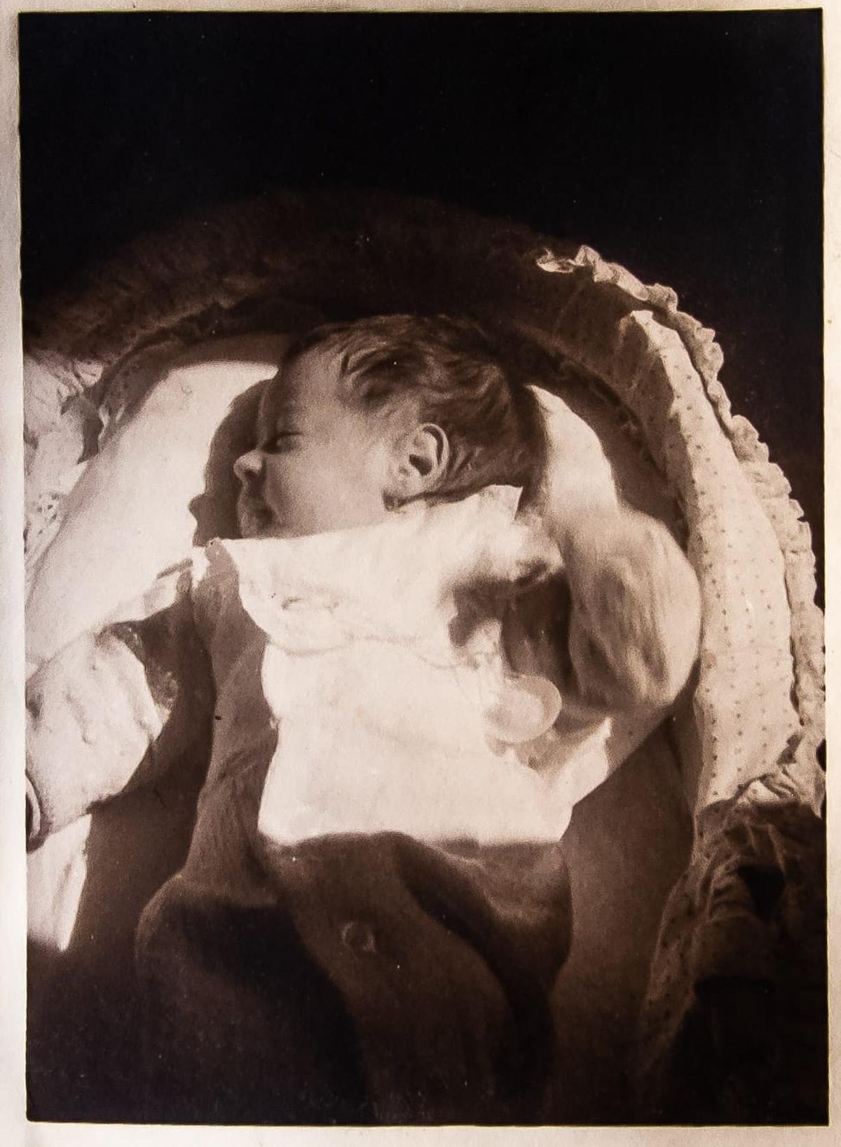 Margarita, recién nacida, en su primera fotografía en Guantes Piqueras.