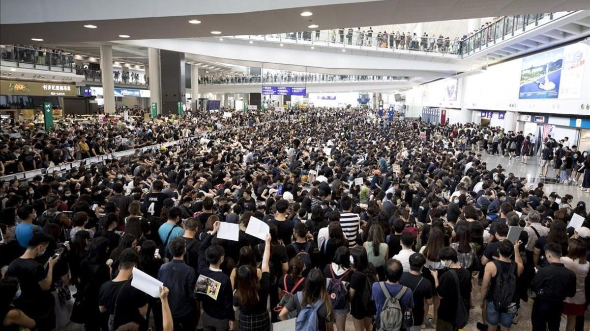 Protesta en el aeropuerto de Hong Kong, este lunes.