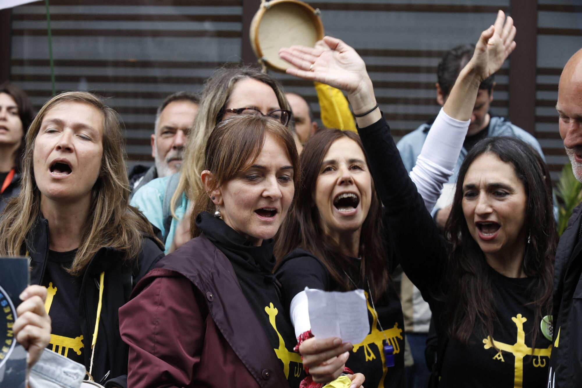 EN IMÁGENES: Nueva manifestación masiva de los docentes, que acabó en la Junta General 