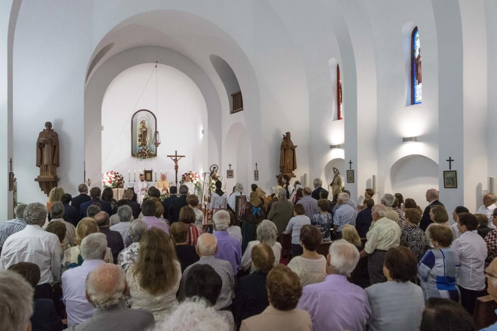Es Cubells celebra el día de Santa Teresa de Jesús con actos religiosos, buñuelos, sangría, ''ball pagès'' y un concierto al aire libre