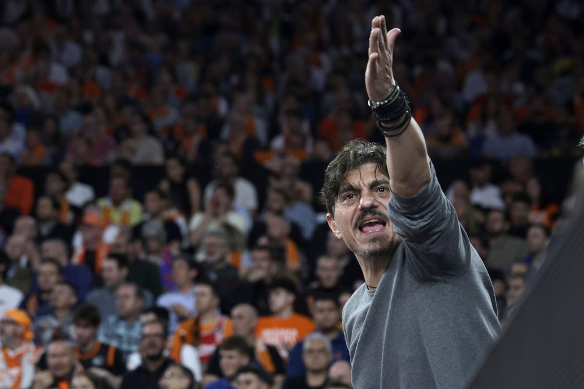 El propietario de Panathinaikos Dimitris Giannakopoulos ha sido sancionado con dureza al considerar la Euroliga que provocó con su actuación y presión a los colegiados