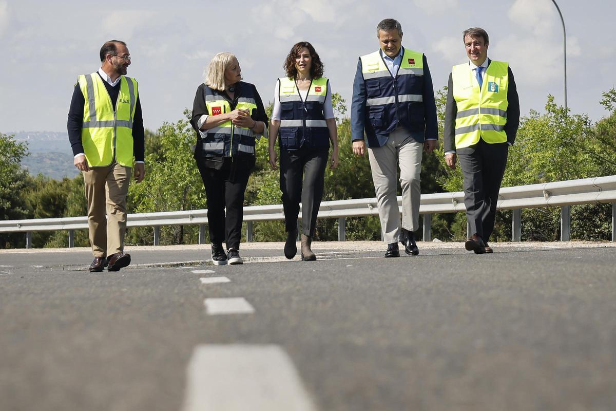 De izq. a dcha., el alcalde de Colmenar Viejo, Carlos Blázquez; la directora general de Carreteras de la Comunidad de Madrid, Natalia Quintana; la presidenta regional, Isabel Díaz Ayuso; el consejero de Transportes, Jorge Rodrigo, y el alcalde de Tres Cantos, Jesús Moreno.