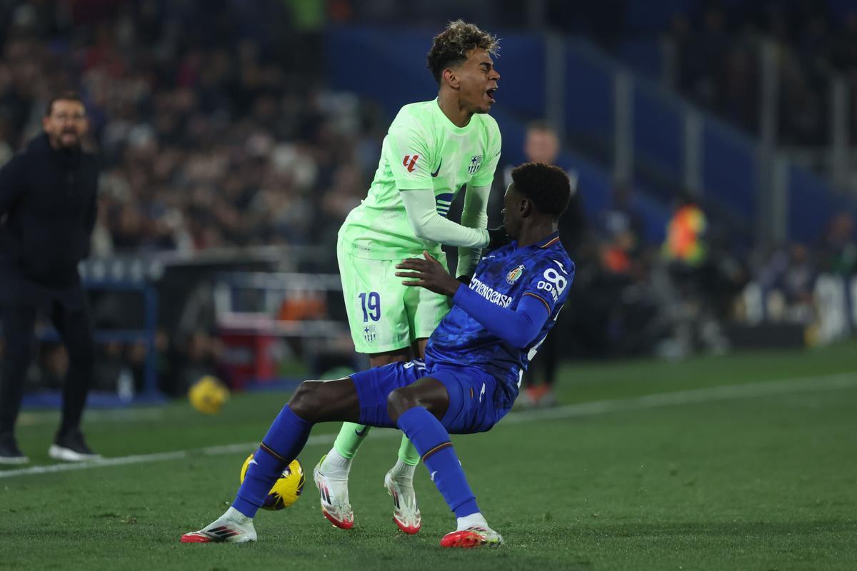 GETAFE (MADRID), 18/01/2025.- El delantero del Barcelona Lamine Yamal (i) pelea un balón con Coba da Costa, del Getafe, durante el partido de LaLiga de fútbol que Getafe CF y FC Barcelona disputan este sábado en el Coliseum. EFE/Kiko Huesca GETAFE (MADRID), 18/01/2025.- El delantero del Barcelona Lamine Yamal (i) pelea un balón con Coba da Costa, del Getafe, durante el partido de LaLiga de fútbol que Getafe CF y FC Barcelona disputan este sábado en el Coliseum. EFE/Kiko Huesca