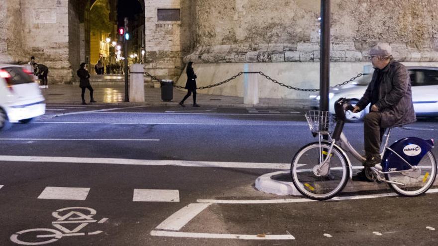 El anillo ciclista echa a rodar por Guillem de Castro y la Plaza Tetuán