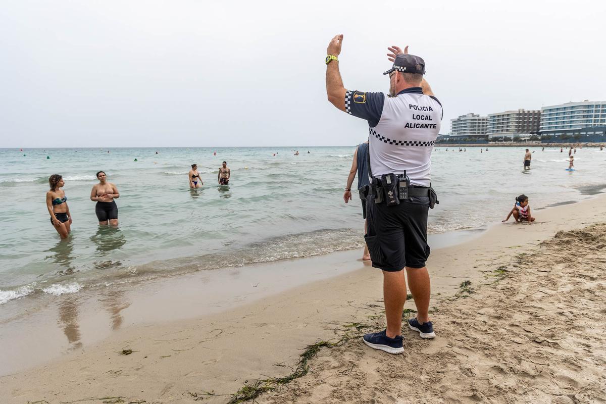 La alerta vacía el mar pero no el arenal del Postiguet