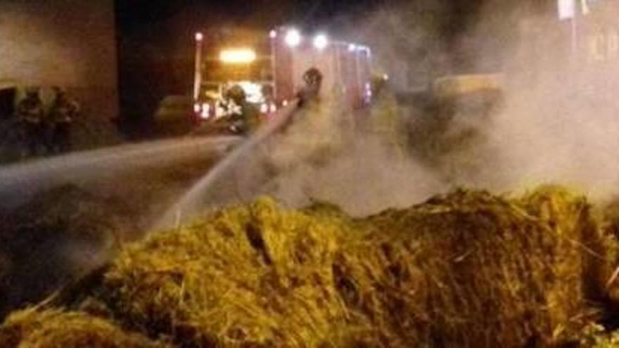 Els bombers apaguen un foc en bales de palla a Serra de Daró