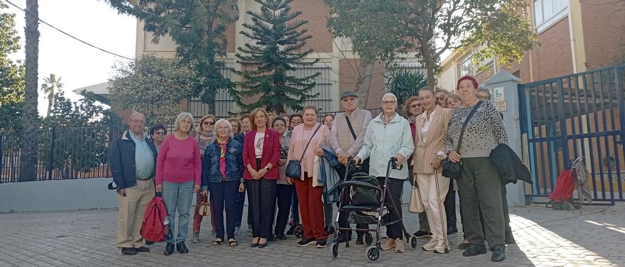 Los alumnos de la escuela de adultos, hace unos días con la concejala socialista Begoña Medina delante del módulo vacío del CEIP Francisco de Goya, que piden para sus clases.