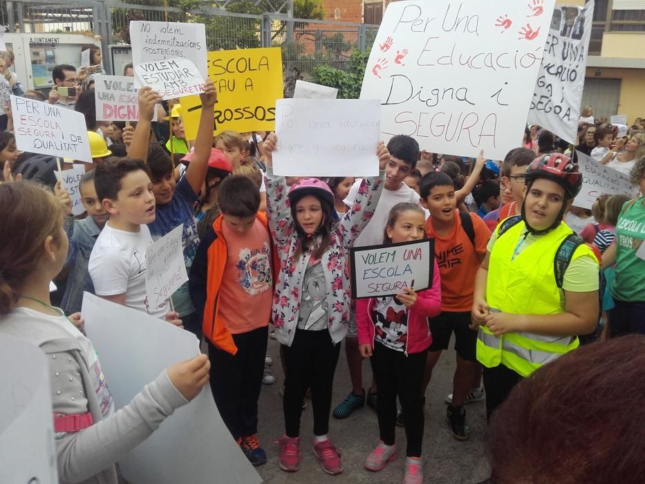 Protesta por el mal estado del colegio de la Font d'en Carròs