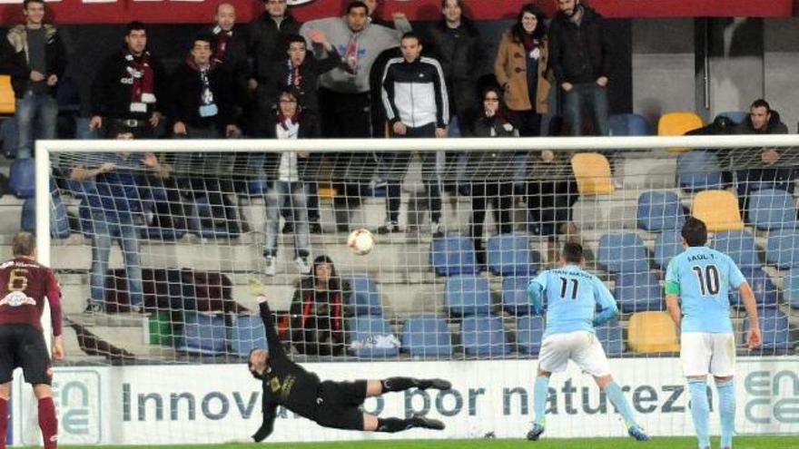 Fran Matos logra de penalti el gol que permitía al Villalonga acortar distancias. // Rafa Vázquez