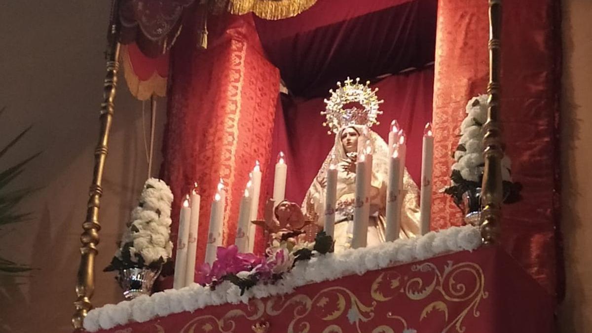 Representación de la Virgen del Rosario en sus Misterios Dolorosos, ubicada en la fachada ganadora.