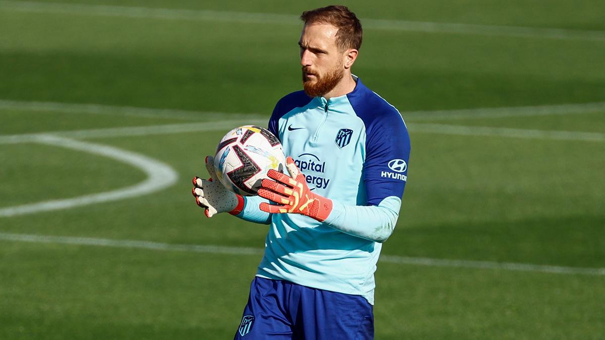 Oblak se entrena con el grupo en la previa del partido ante el Betis