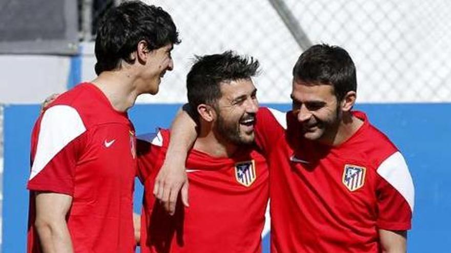 Villa (c.), con Adrián (d.) y el portero Bounou en un entrenamiento.