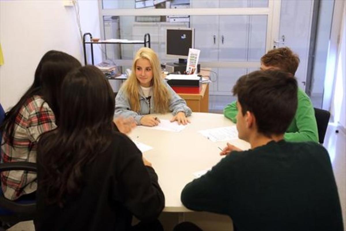 Alumnos del instituto Front Marítim participan en una sesión formativa de mediación contra el ’bullying’.