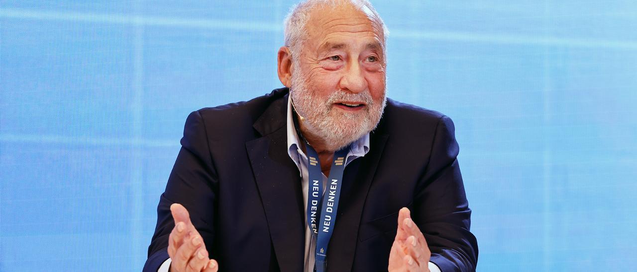 Joseph E. Stiglitz bei seinem Vortrag auf dem Wirtschaftsforum Neu Denken 2023.