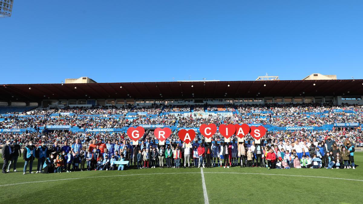 Los niños de Aspanoa dan las gracias a los aficionados por su asistencia al partido contra la Real Sociedad.