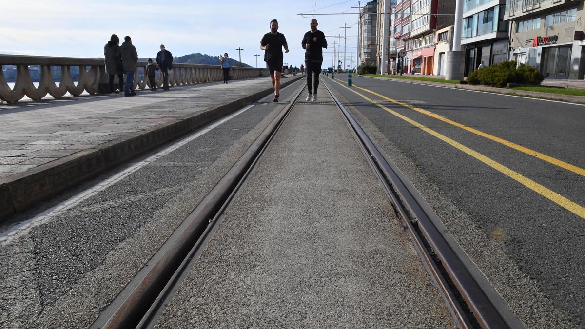 Los raíles del tranvía, en el paseo Marítimo