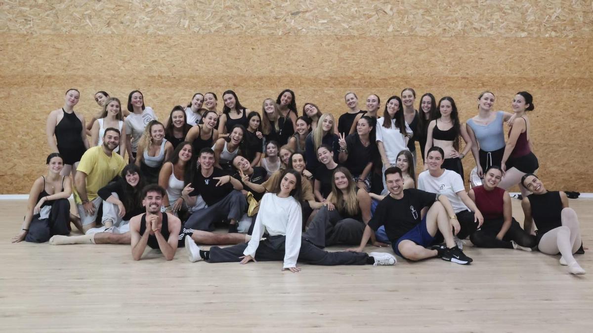 Foto de familia de un grupo de bailarines de la Escuela de Patricia Laruelo, en un ensayo.