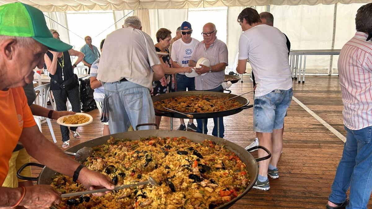 Numerosas entidades del municipio participaron en el popular concurso de paellas, como cada año.