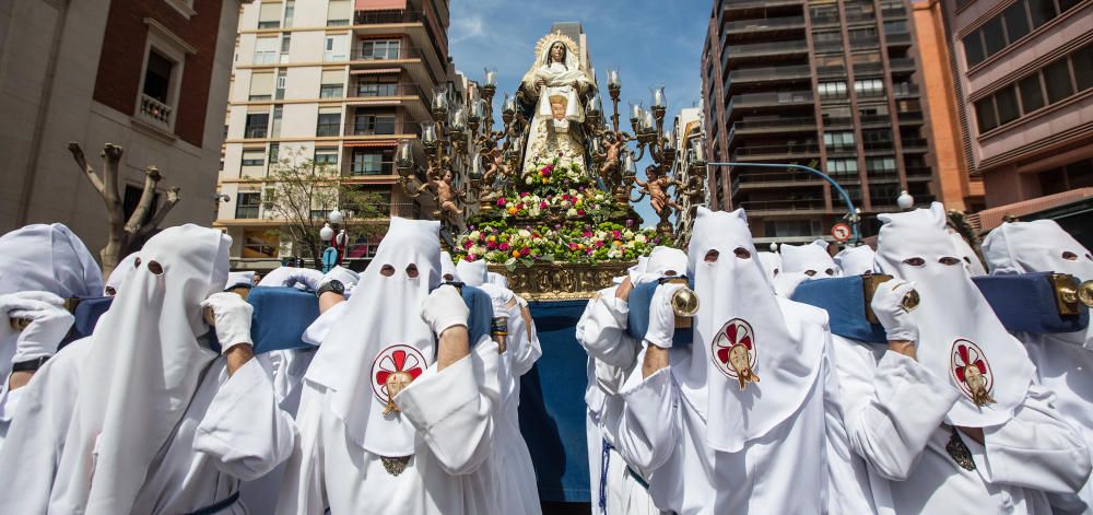 Las calles de Alicante se llenan de fieles en las procesiones del Domingo de Ramos