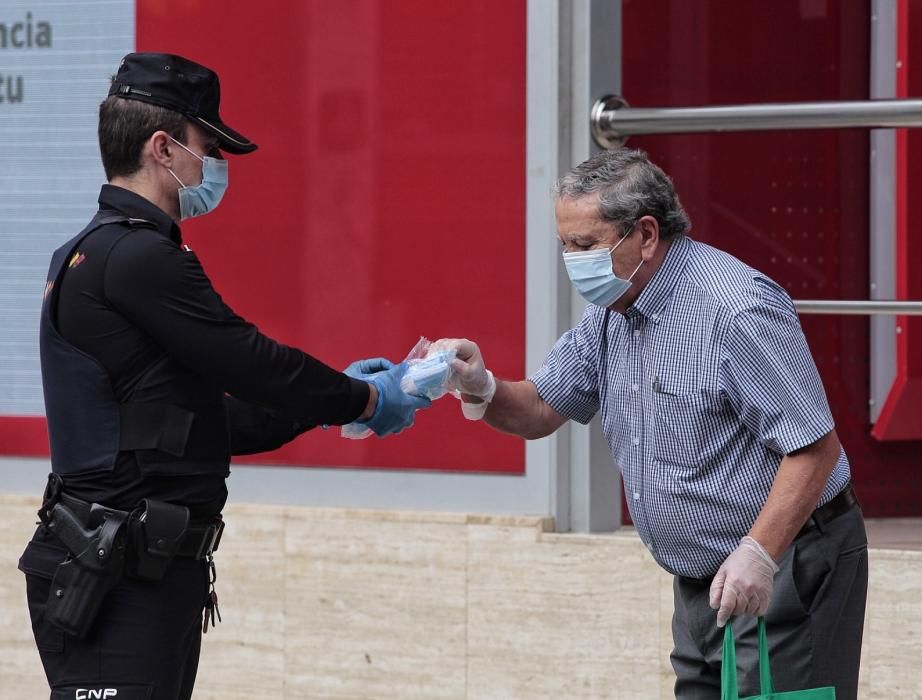 La Policía Nacional entrega mascarillas