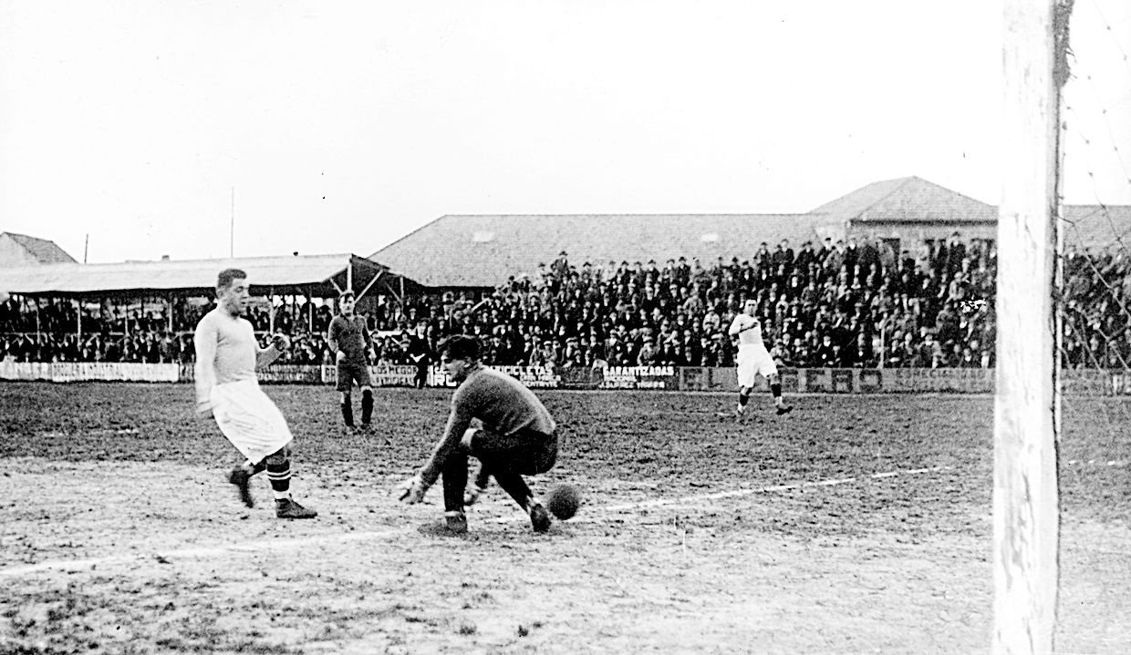 10.Polo marca un gol en el transcurso de un encuentro en el Campeonato de Galicia en el campo de Coia.jpg