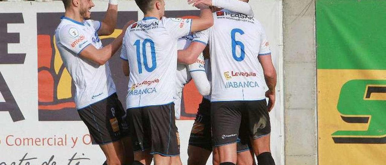 Los blanquinegros celebran uno de los dos goles del sábado contra el Polvorín. // Iñaki Osorio