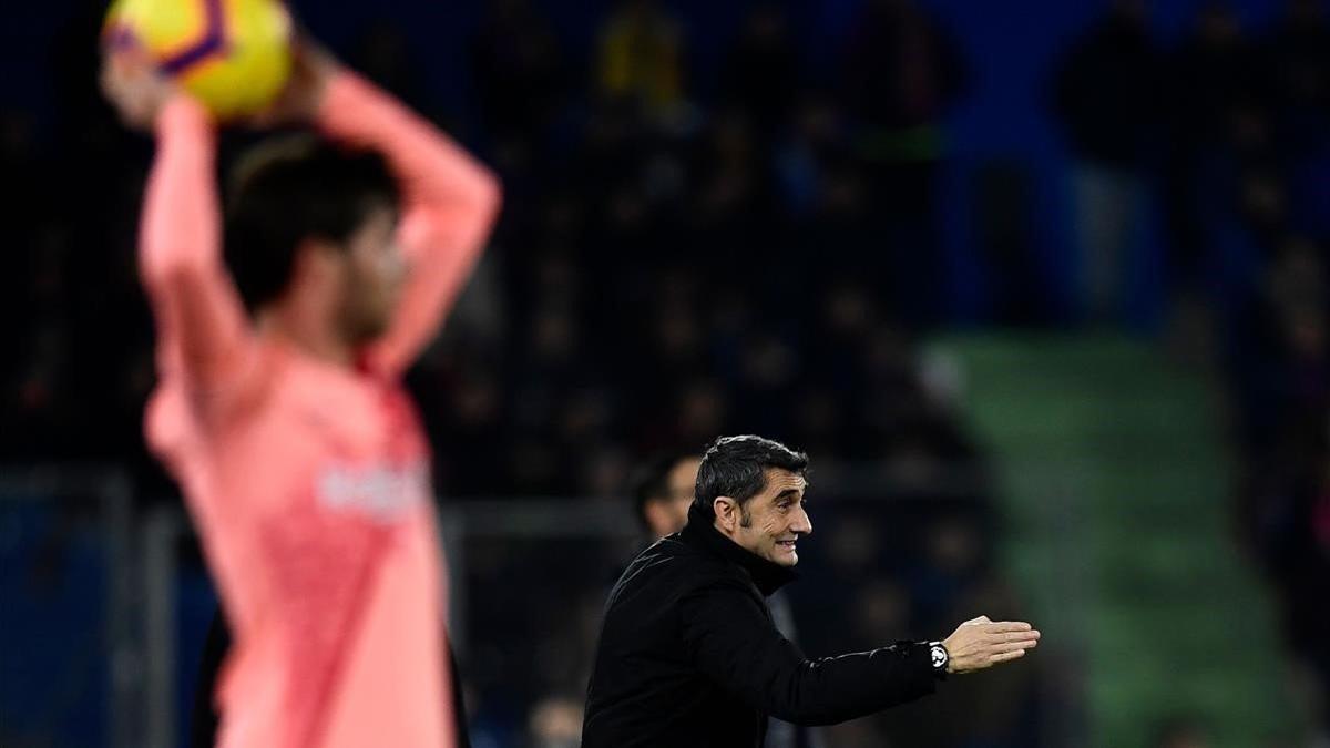 Valverde da instrucciones a sus jugadores en el Getafe-Barça.