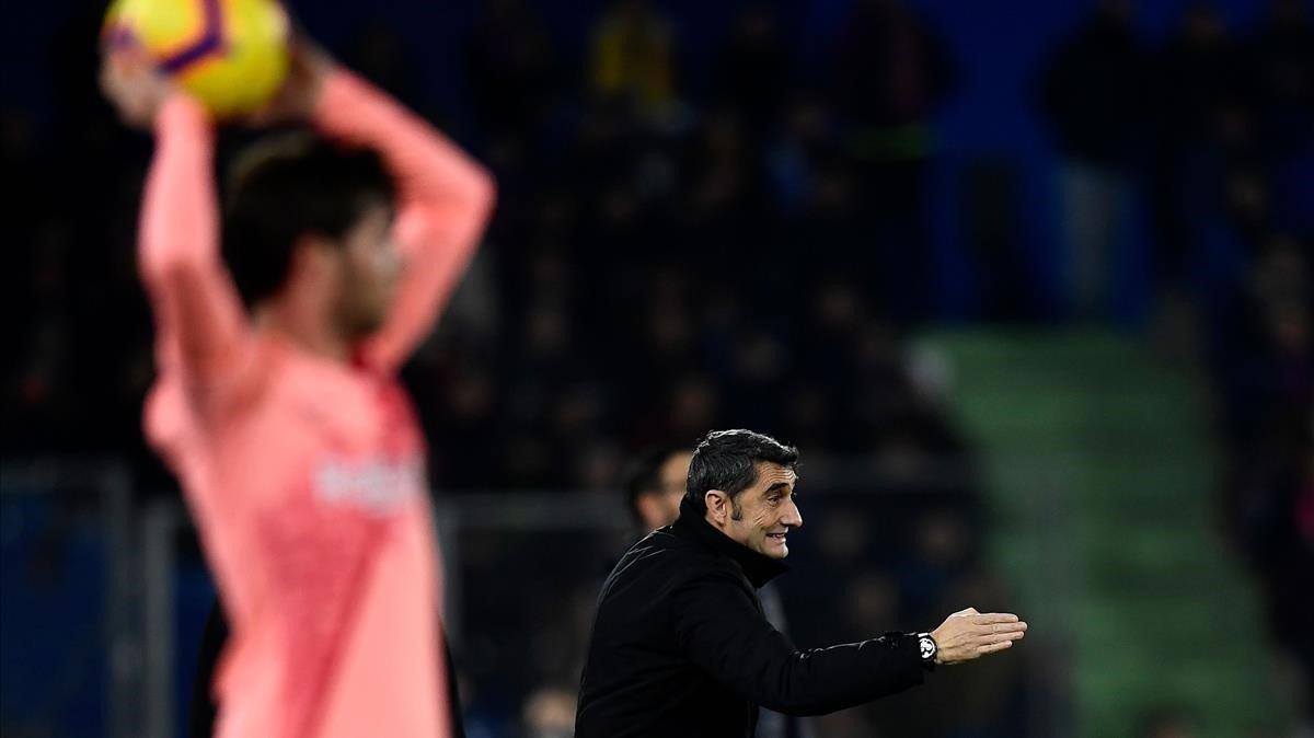 marcosl46450672 barcelona s spanish coach ernesto valverde gestures during t190107182318 marcosl46450672 barcelona s spanish coach ernesto valverde gestures during t190107182318