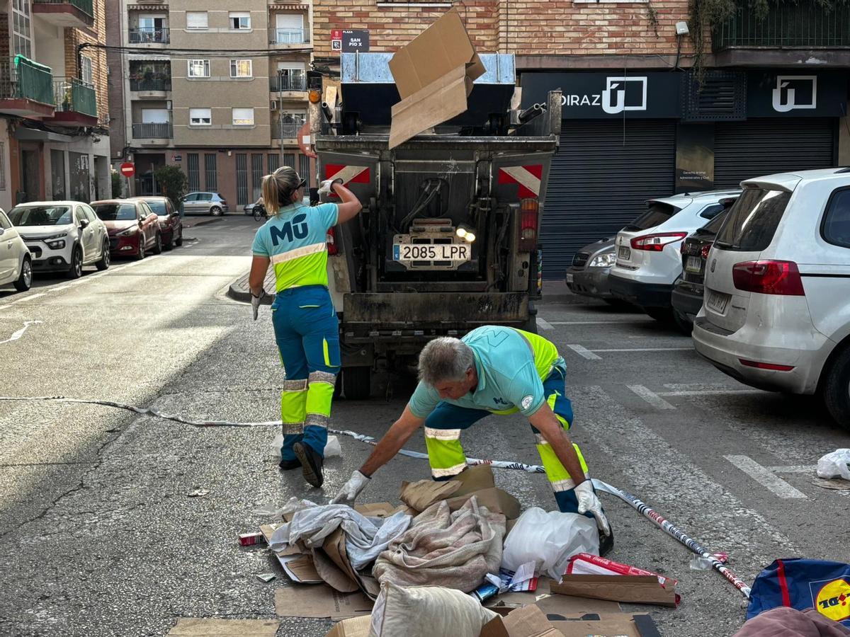 El servicio municipal de limpieza actúa en San Pío X este martes por la tarde.