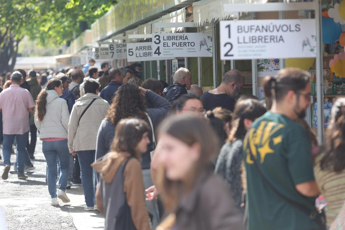 Sonsoles Ónega, Helena Resano, Zülfu Livanelli... la Fira del Llibre de València abre tras las lluvias de esta mañana