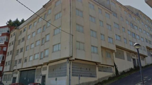 Edificio de cuarenta viviendas que salió a subasta en Sada.   | // L.O,