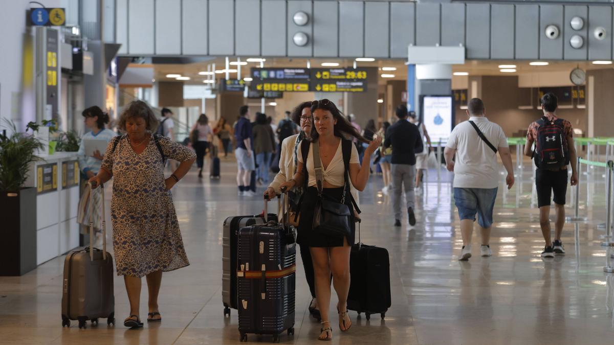 Turistas por el aeropuerto de València este junio.