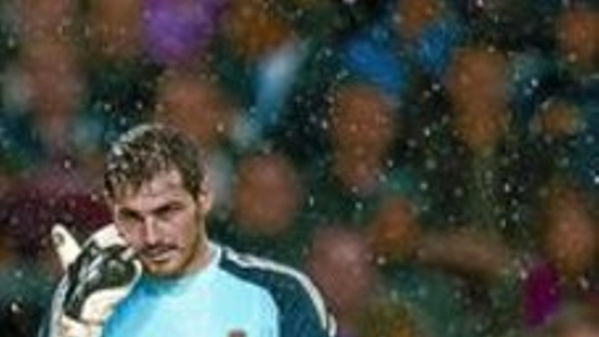 Casillas se toca la cara muy enfadado, en la segunda parte.