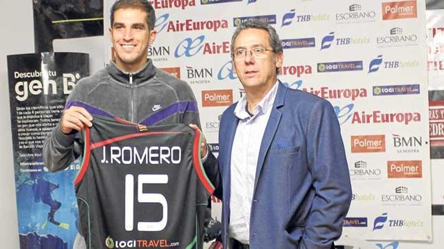 Jorge Romero posa con su nueva camiseta junto al director deportivo, Xavi Sastre.