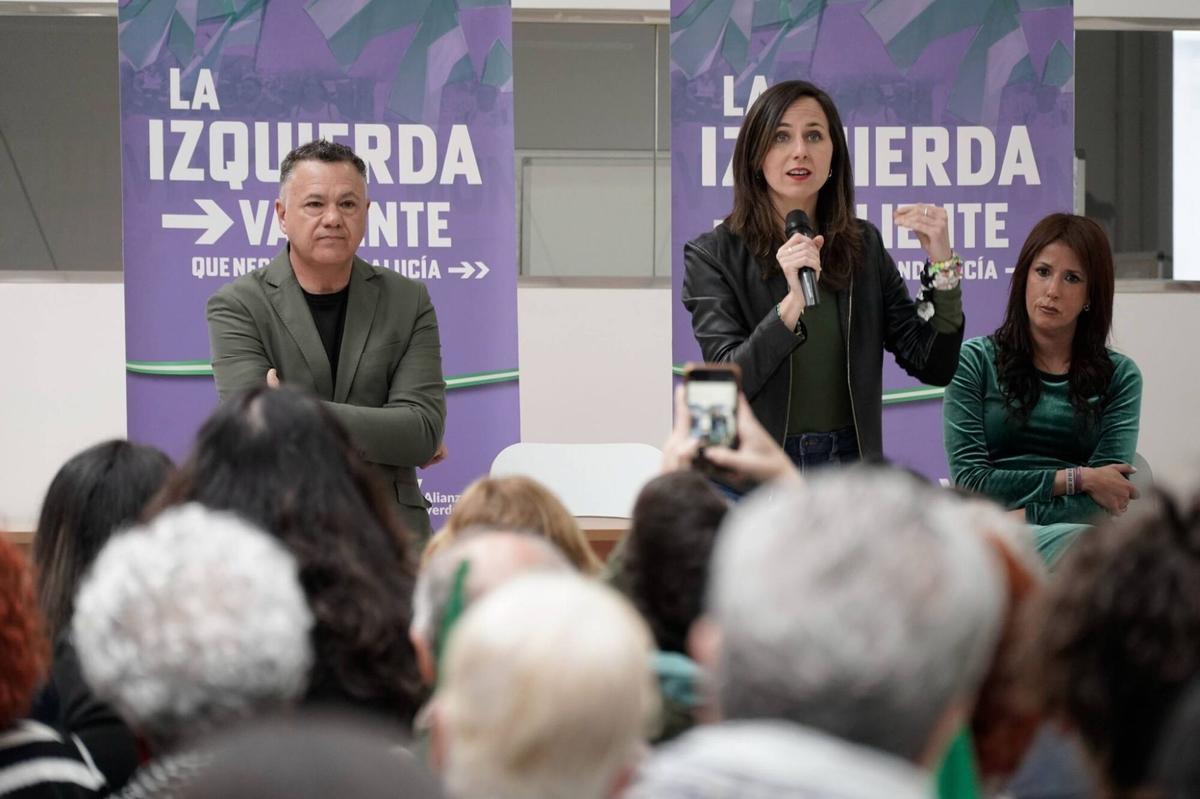 La secretaria general de Podemos y diputada, Ione Belarra, en un acto en Sevilla con el candidato a la Junts, Juan Antonio Delgado, y la diputada Martina Velarde.