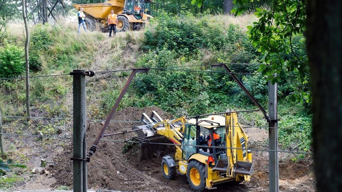 Un tractor durante el primer día de excavaciones para verificar la existencia de un supuesto tren nazi lleno de oro enterrado en el suroeste de Polonia, el 16 de agosto.