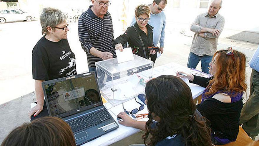 Votants exercint el seu dret diumenge passat, a Figueres.