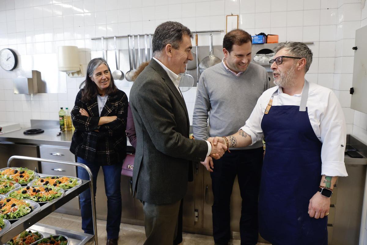 El conselleiro, en la cocina del colegio de Tenorio