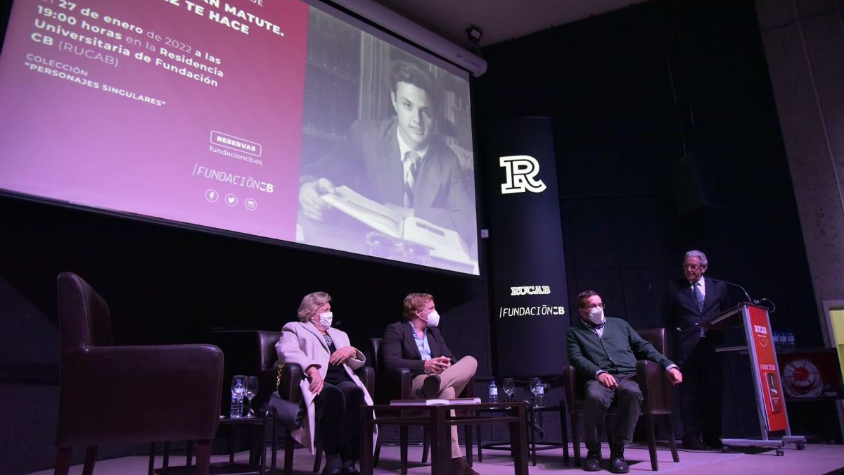 La viuda de Celdrán, Marili Fernández, el alcalde de Badajoz, Ignacio Gragera, el periodista Juan Manuel Cardoso, y el presidente de Fundación CB, Emilio Vázquez, ayer en la presentación.DE UN LIBRO SOBRE MIGUEL CELDRAN