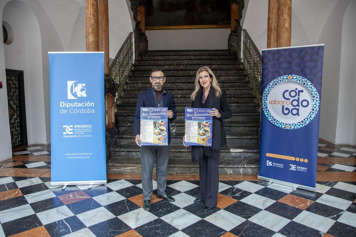 Félix Romero y Elena Alba muestran el cartel del proyecto del fomento del turismo en el Alto Guadalquivir.