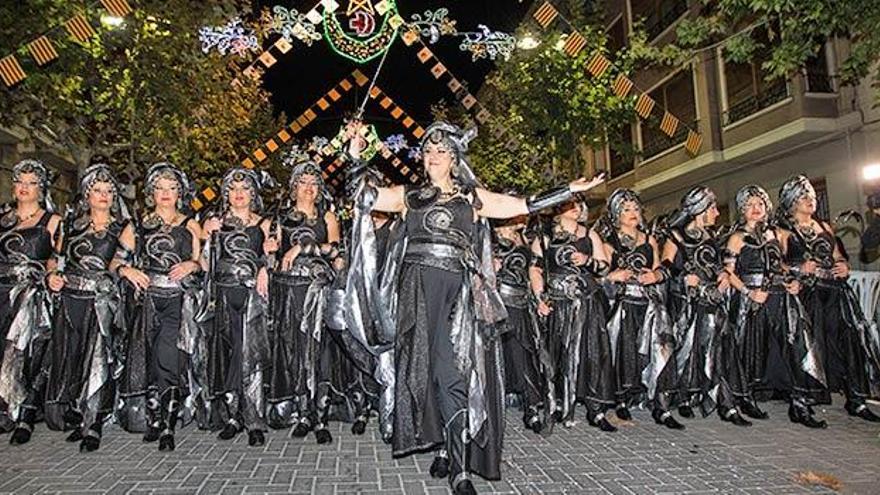 Es la hora de los moros y cristianos de los heladeros de Xixona