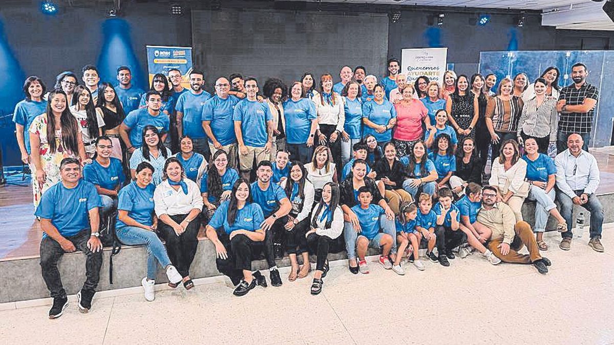 Algunos de los voluntarios presentes en el homenaje.