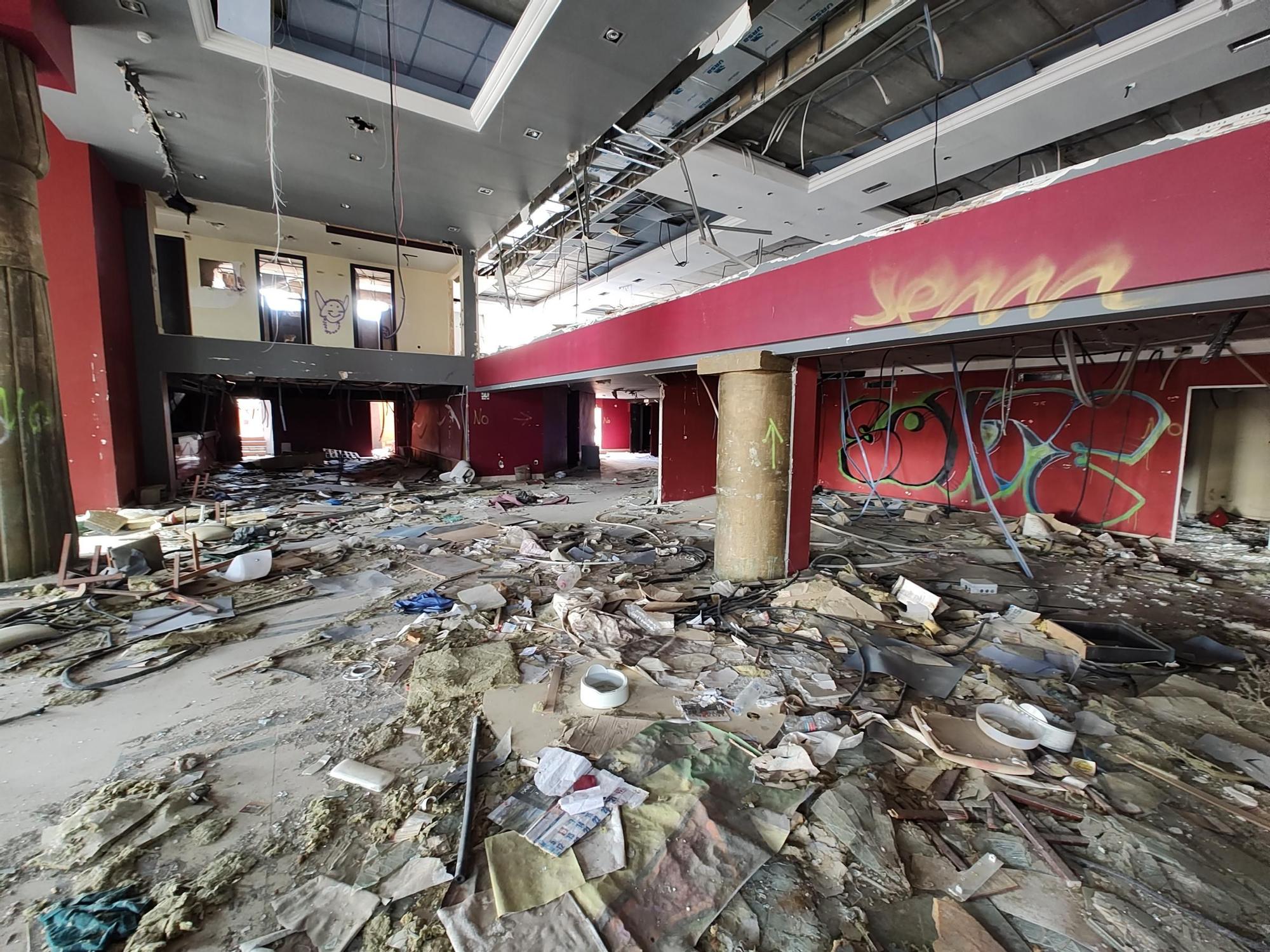 GALERÍA DE FOTOS | Abandonada, en ruinas y llena de grafitis: así está lo que queda de la discoteca Pirámide en pleno 2024