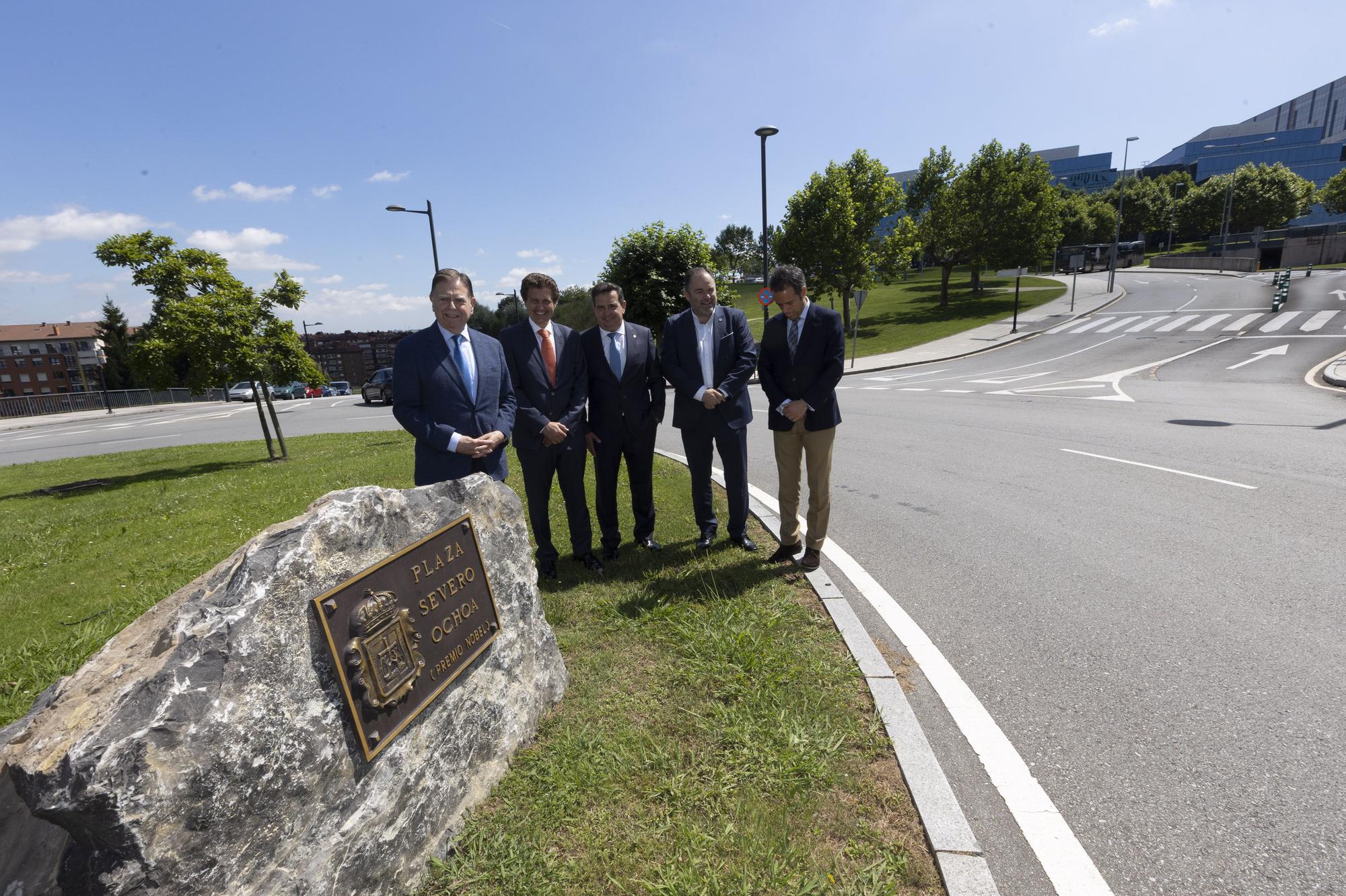 EN IMÁGENES: Jaime Baladrón, fundador y director del Curso MIR Asturias, estrena calle en Oviedo