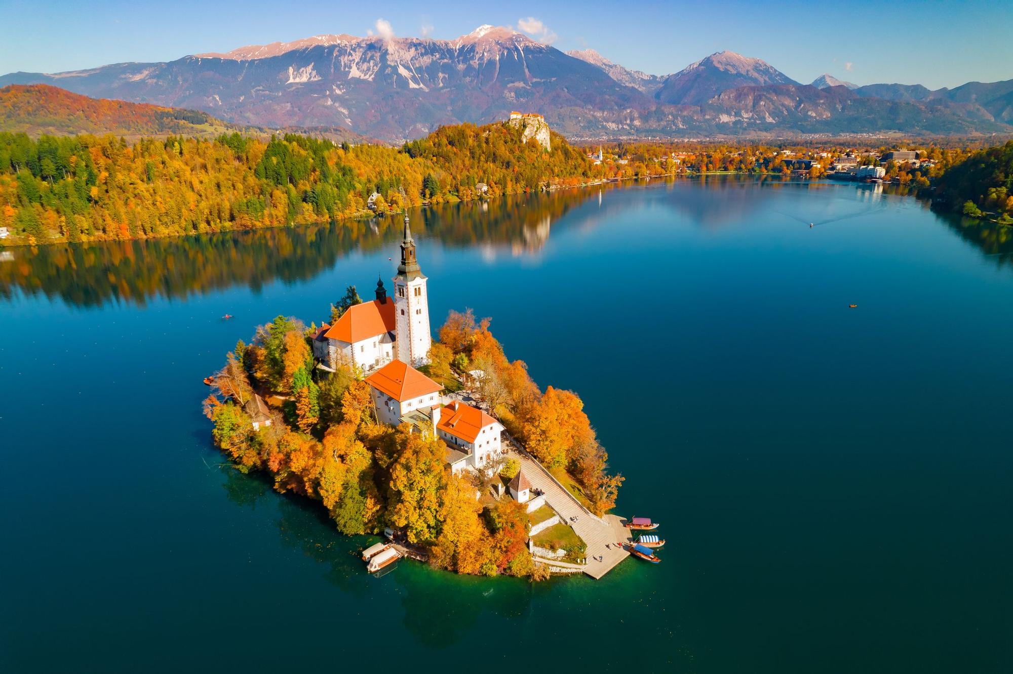 Pintoresco lago alpino de Bled con isla e iglesia en tonos otoñales