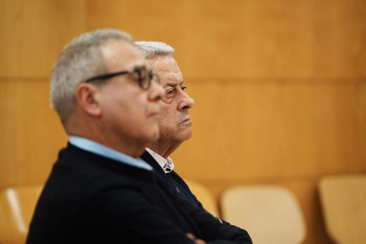 Aurelio Abreu, en segundo término, tras el secretario municipal, ayer.